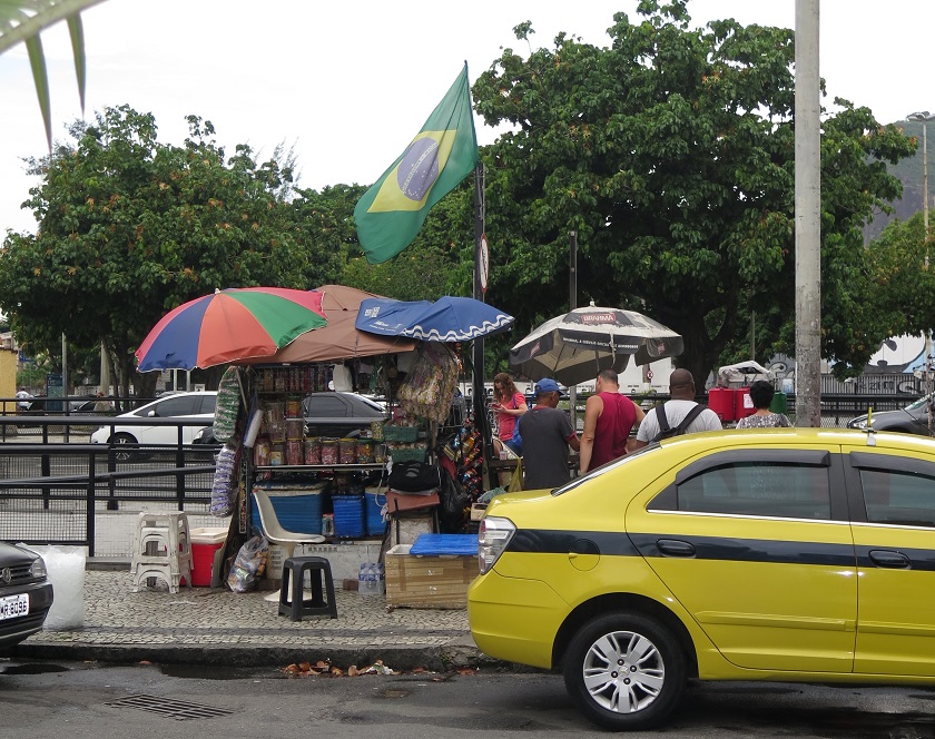 blog-bresil-rio-marchand-ambulant-drapeau-bresilien