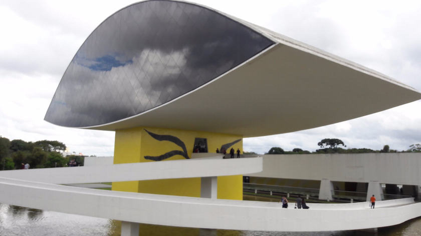 Le fameux œil du musée Oscar Niemeyer vous observe.
