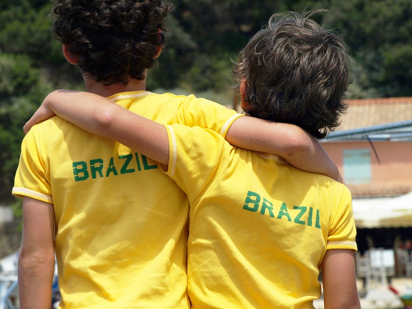 blog Brésil – jeunes Brésiliens arborant un T-shirt aux couleurs du Brésil