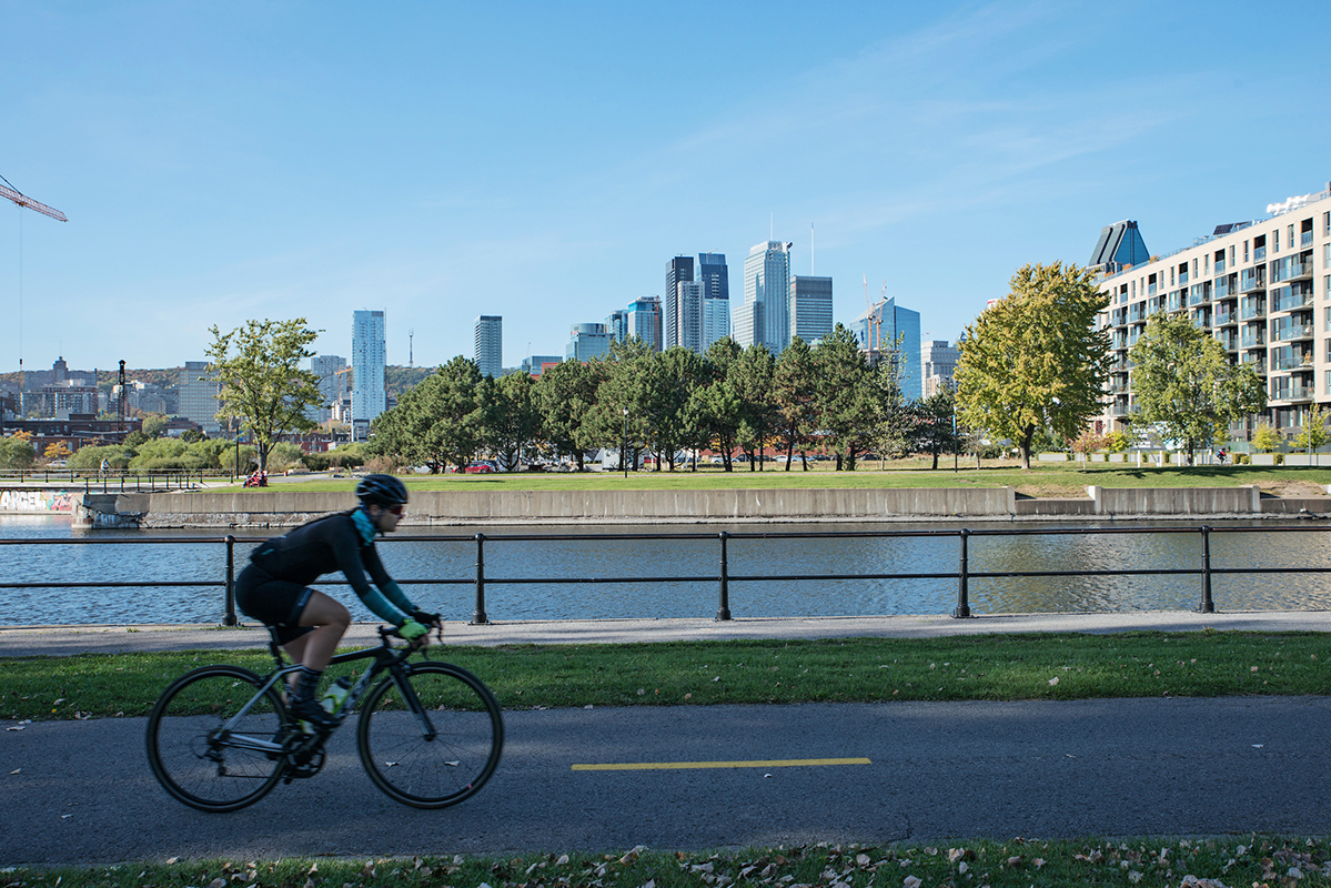 À Montréal, balade en vélo le long du canal Lachine © David Giral/REA/Comptoir des Voyages