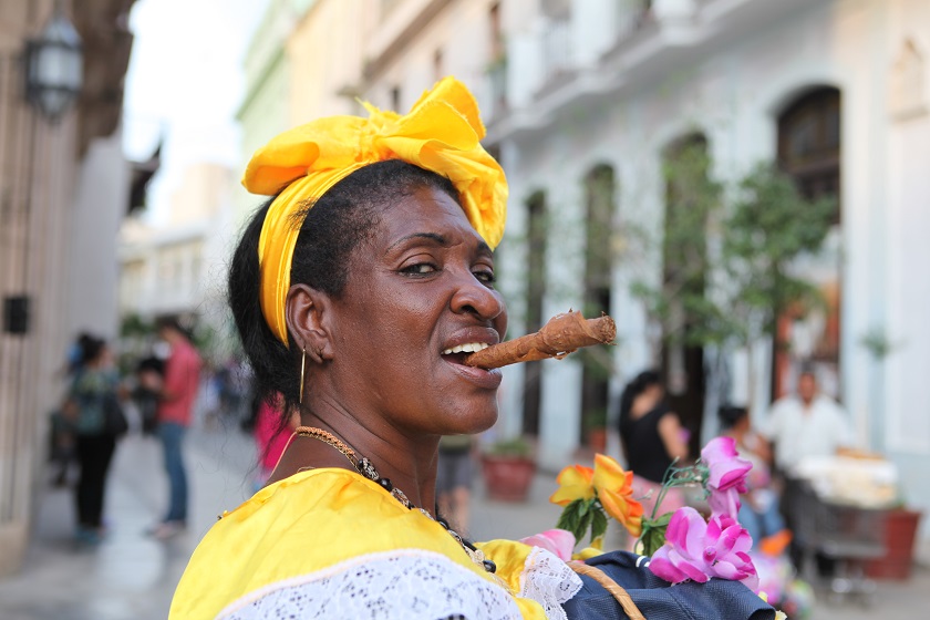 Femme au cigare à La Havane © Elisabeth Blanchet