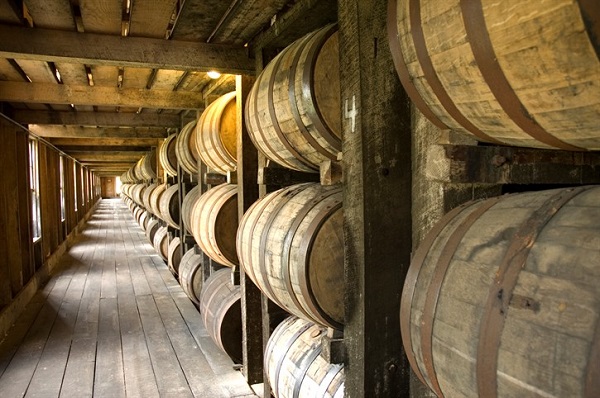 Le bourbon vieillit en fûts. © Kentucky Department of Travel