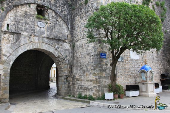 La citadelle de Ioánnina, dont les remparts édifiés au XIIIe s., ont été restaurés par Ali Pacha.
