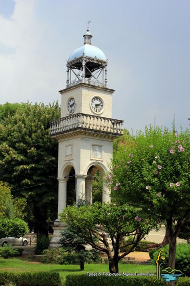 L'horloge, point de rendez-vous pour les habitants dans le centre historique de Ioánnina.