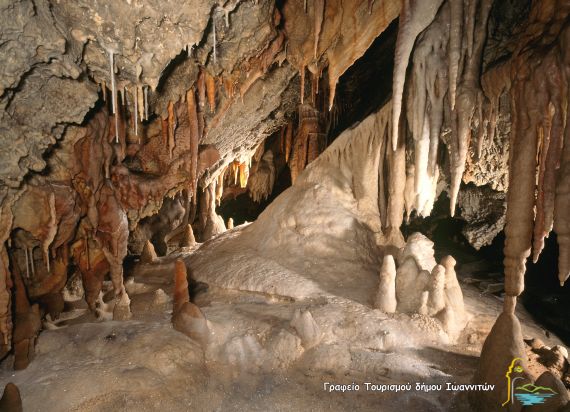 Découverte pendant la Seconde Guerre mondiale, la grotte de Pérama couvre une superficie de 14 800 m2.