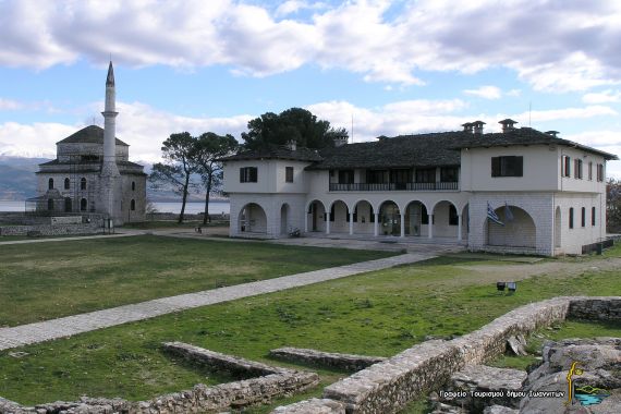 À l'abri des remparts de la citadelle de Ioánnina, se dresse la mosquée de Fethiye.