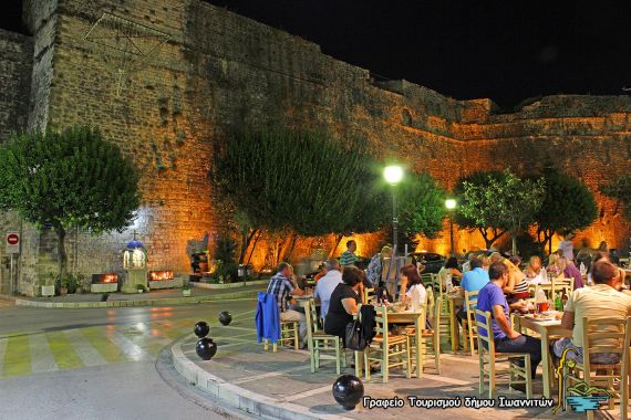 Au pied de la citadelle de Ioánnina, des tavernes servent les spécialités de Ioánnina : l'anguille et le mulet.