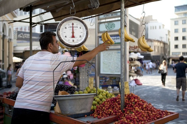 blog de la Grèce – un petit producteur sur un marché de Grèce