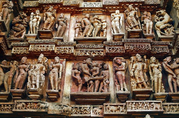 Divisés en bandes horizontales superposées, les hauts-reliefs parant les murs extérieurs font la renommée du style de Khajurāho. ©Jerome Cartegini