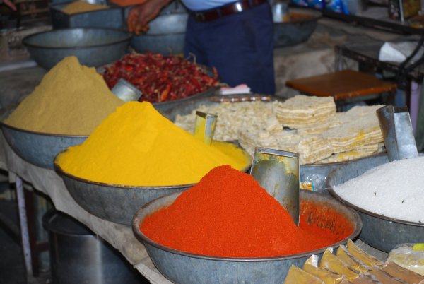 Poudre de curry sur l'étal d'un marché de Jaipur. © Jérôme Cartegini