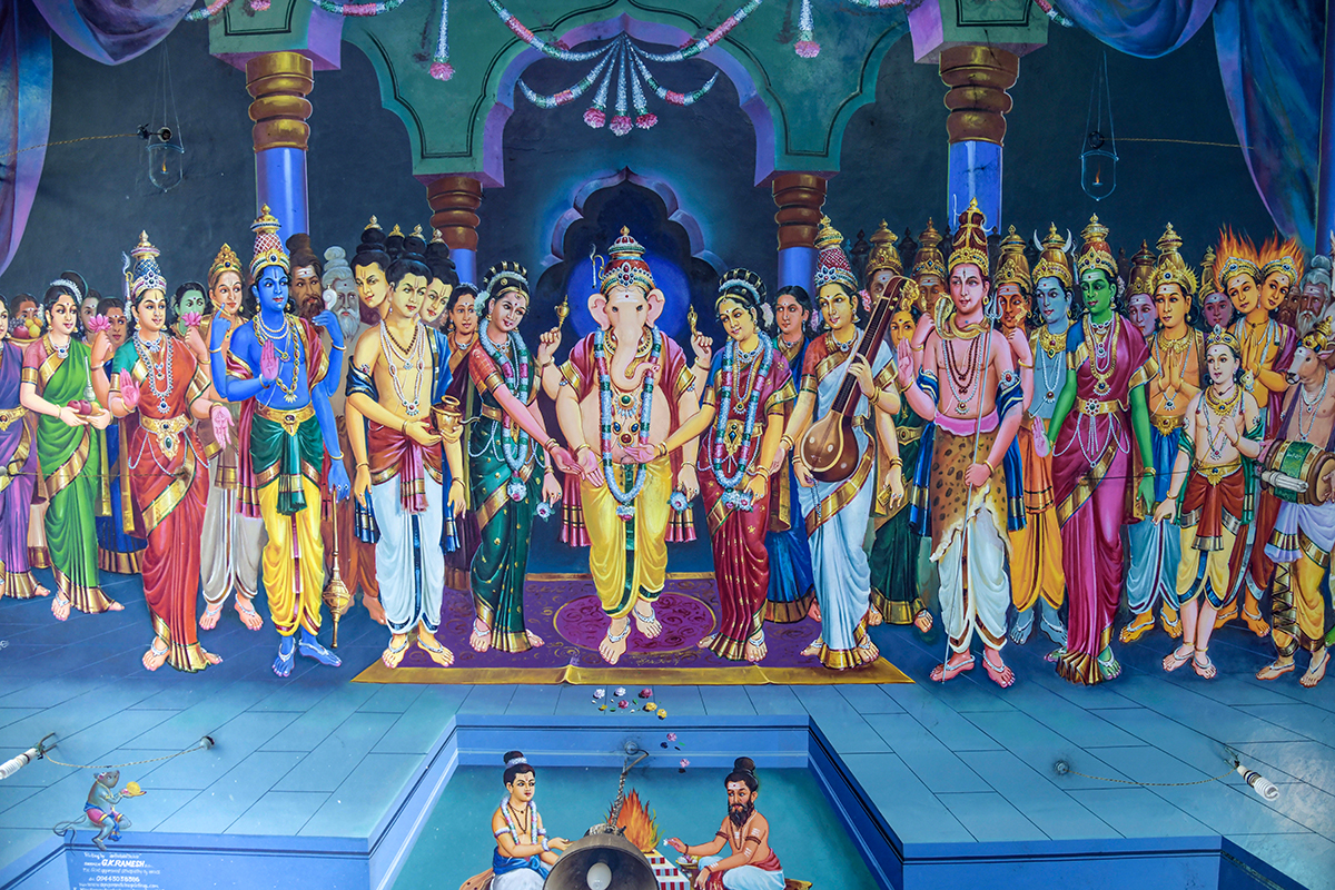 Tous les dieux de l'Inde réunis sur la fresque ornant ce temple de Pondichéry