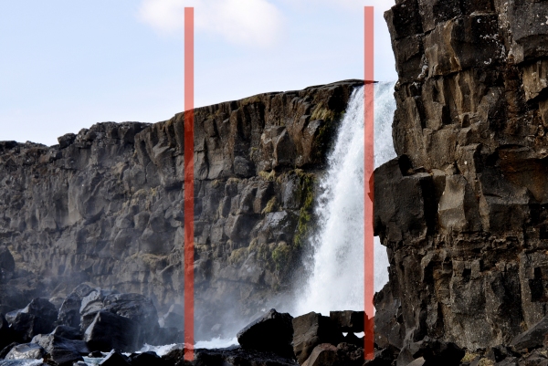 La cascade n’est pas centrée, volontairement, mais placée à un tiers du bord droit.