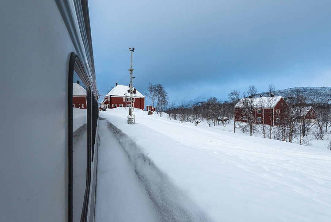 «Le train à destination de Narvik va partir, prenez garde à la fermeture des portes…» © Robert Ruidl/stock.adobe