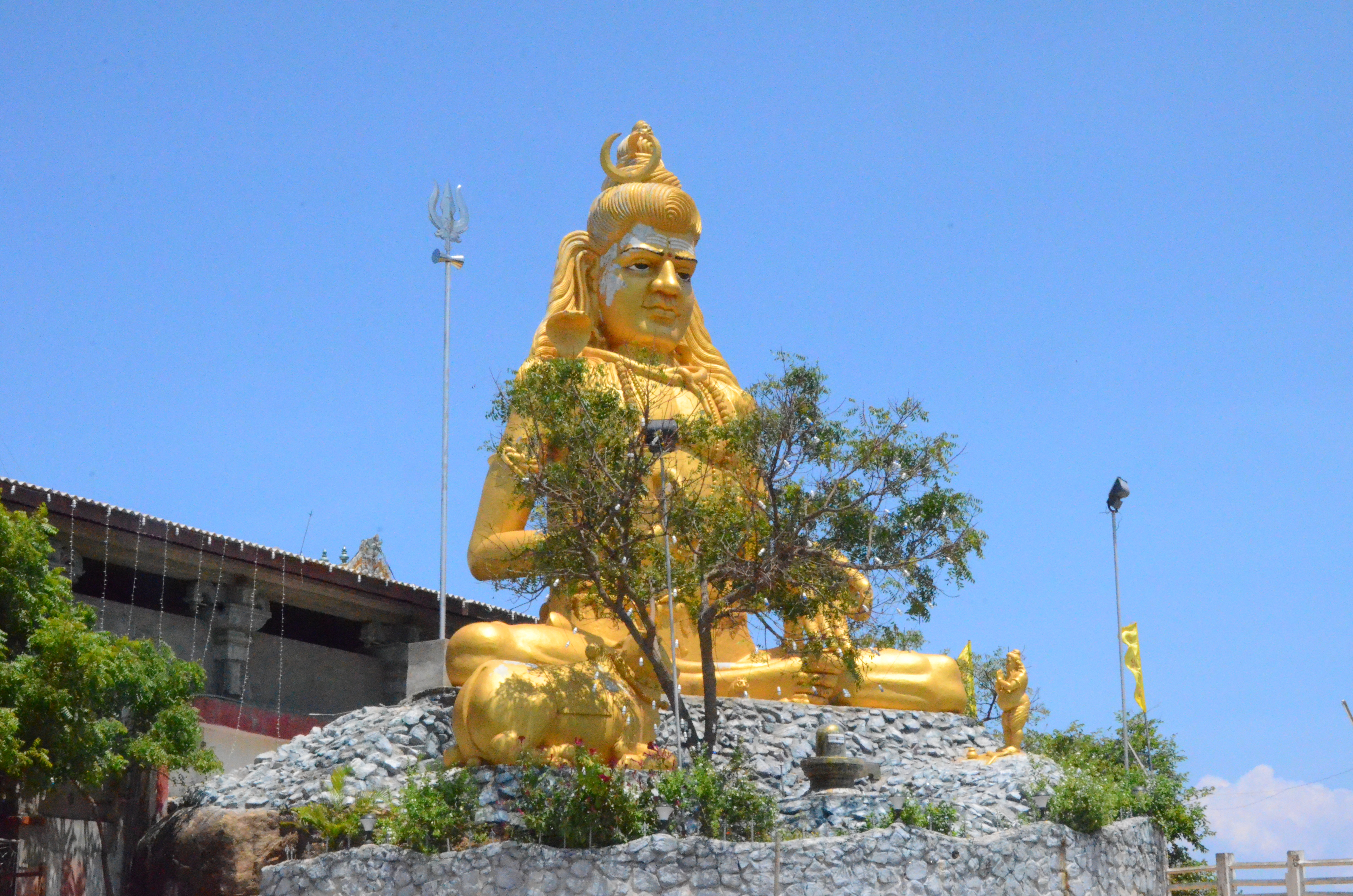 La Golden Statue de Shiva devant le temple Koneswaram